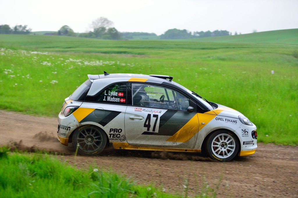 Grusveje passer perfekt til Jacob Madsen og Line Lykke Jensen. På rallyets sidste hastighedsprøve, som til dels blev afviklet på grus, kørte de deres Opel ADAM ind på en tredjeplads.
(Foto: Michael Eisenberg)
